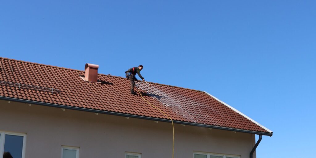 Städning av tak med skonsamma metoder i Täby.